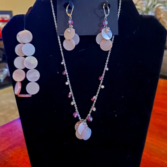 Cookie Lee Women's Three-Piece Genuine Shell Jewelry Set NWT - Picture 2 of 8